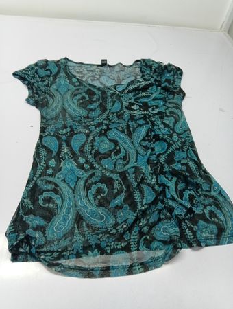MAJORA Damen Oberteil mit blauem Paisley-Muster und kurzen Ärmeln