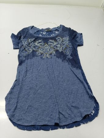 T-Shirt mit blauer Spitzenverzierung und Applikationen