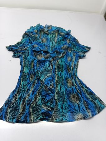 KRISS Sweden Damen Top mit blauem Schlangenprint und Rüschen, Größe XL