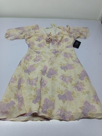 NA-KD Kleid mit floralem Druck und Schleifenkragen