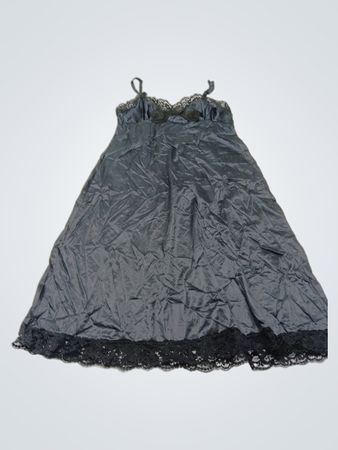 Graues Slipkleid mit schwarzer Spitzenverzierung