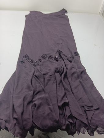Lila Kleid mit Verzierungen