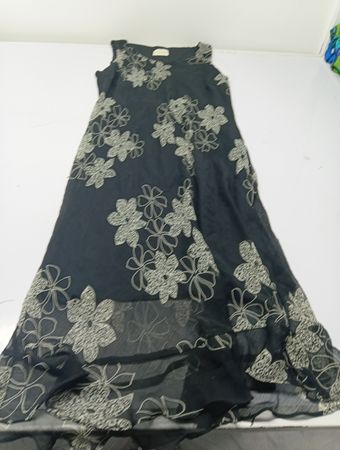 Traditionelles schwarzes Maxikleid mit Blumenmuster