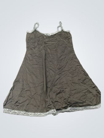 Cremweißes Slipkleid mit Spitzenbesatz