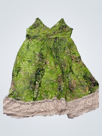 Bali-Batik grünes Blumenkleid mit rosa Spitzenbesatz