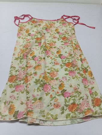 Blumenkleid mit rosa Bindeträgern