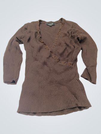 LINDOR brauner gerippter V-Ausschnitt-Pullover mit Perlenverzierung