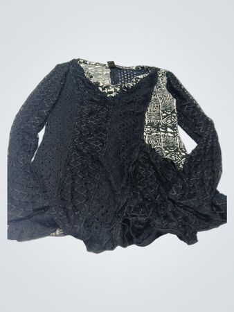 RAZAMATAZ Damenoberteil mit schwarzem und weißem Print und langen Ärmeln