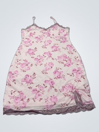 Wild Fable Pink Floral Spitzensaum-Unterkleid