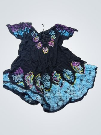Schwarzes Kleid mit Blumenmuster