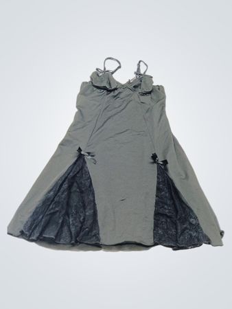 Grau slip-kleid mit schwarzer Spitzenverzierung und Schleifen
