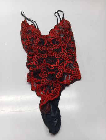 Roter und schwarzer Spitzen-Body