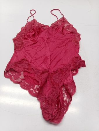 Rotes Satinkleid mit Spitzenbesatz