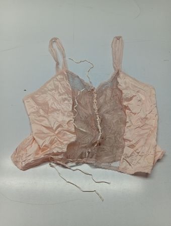 Rosa Satin-Camisole mit Spitzenbesatz