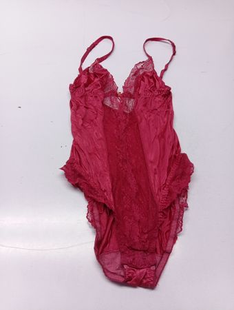 Body mit roter Spitzenverzierung