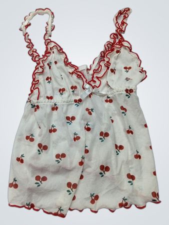 Weiße Camisole mit Kirschmuster und roter Rüscheneinfassung