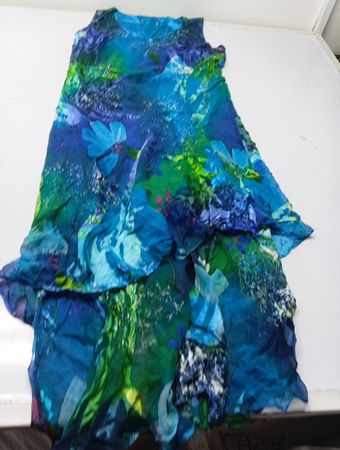 Blaues Kleid mit Blumenmuster