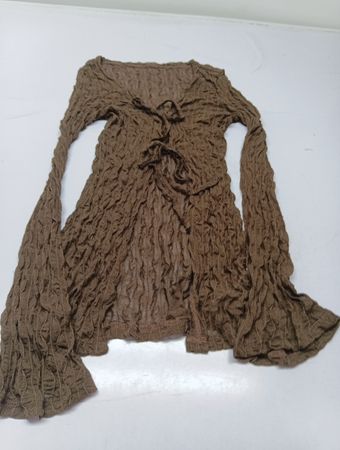 Braunes Crinkle-Strickoberteil mit langen Ärmeln