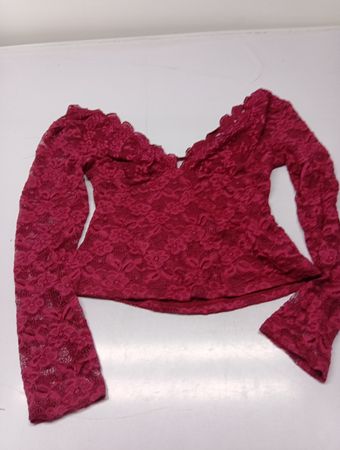 Rotes Spitzen-Oberteil mit langen Ärmeln