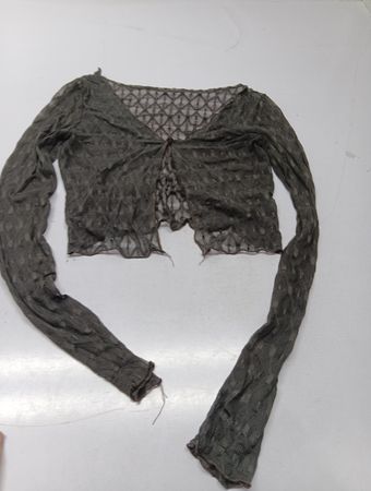 Durchsichtiger kurzer Cardigan mit langen Ärmeln