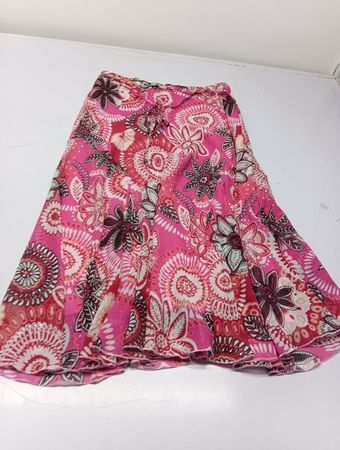 Rosa Midirock mit Blumenmuster