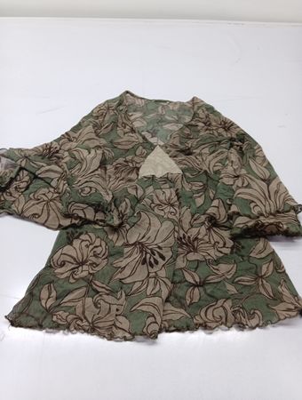 Grünes Oberteil mit Blumenmuster