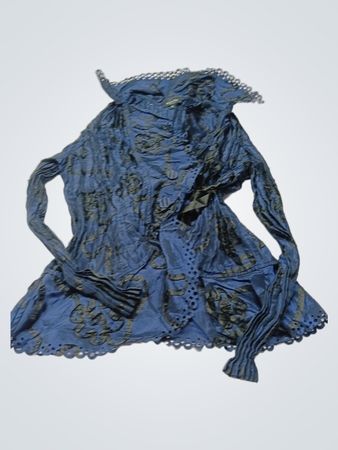 KRISS blaue Texturjacke mit schwarzen Blumenapplikationen und gewelltem Saum