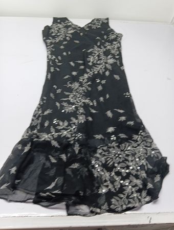 Schwarzes Kleid mit weißem Blumenmuster