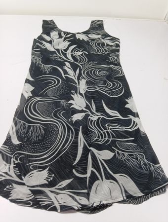 Schwarz-weißes Blumenmusterkleid