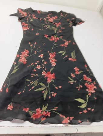 Polibel Petite schwarzes Kleid mit Blumenmuster