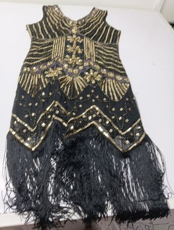 Schwarzes Flapper-Kleid mit goldenem Perlenbesatz und Fransen