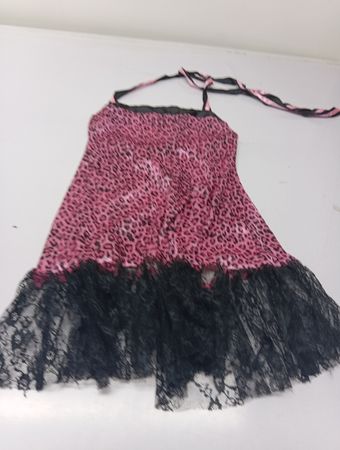 Vestido halter com estampa de leopardo rosa e acabamento em renda preta