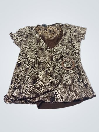NOTATIONS Kurzes braunes Shirt mit Print und Ringdetail, kurzärmlig