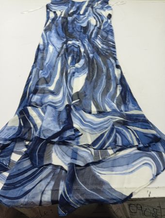 Blaues abstraktes Maxikleid mit Volanten und Print