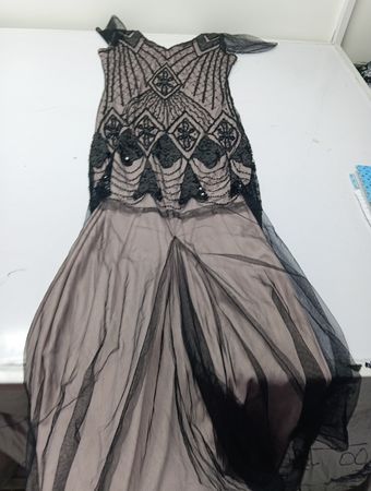 Schwarzes, mit Perlen besetztes Flapper-Kleid