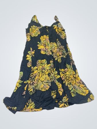 Schwarzes Kleid mit gelbem und grünem Blumenmuster