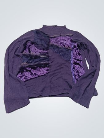 Langes violettes Oberteil mit Verzierungen