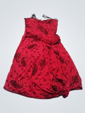 Rotes Paisley-Trägerloses Kleid mit schwarzer Spitzenbesatz