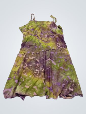 Grünes und lila Batik-Kleid mit Rüschen