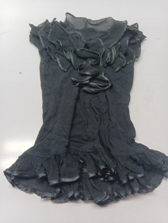 Vestido preto com babados