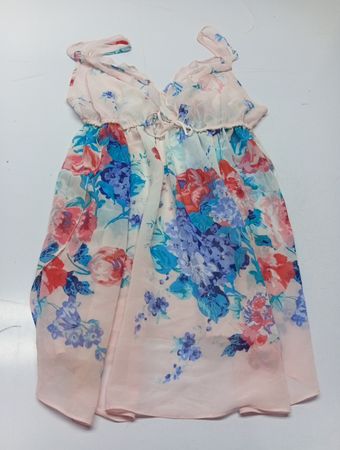 Rosa geblümtes Kleid