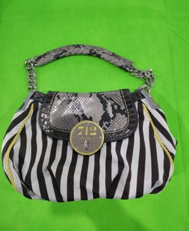 Bolsa listrada preta e branca