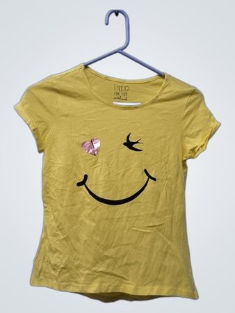 Gelbes T-Shirt mit „Live for the Weekend“-Grafik und Smiley-Gesicht