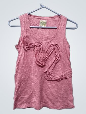 Kleines gelbes Top ohne Ärmel mit rosa Rüschendetail