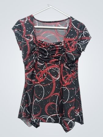 Schwarzes T‑Shirt mit roten und weißen Wirbeln und weißen Punkten