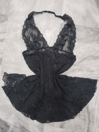 Schwarzes Spitzentop mit Neckholder-Babydoll-Unterwäsche