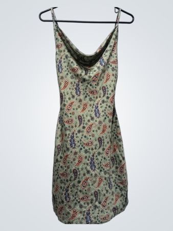Grünes Slipkleid mit Paisley-Muster
