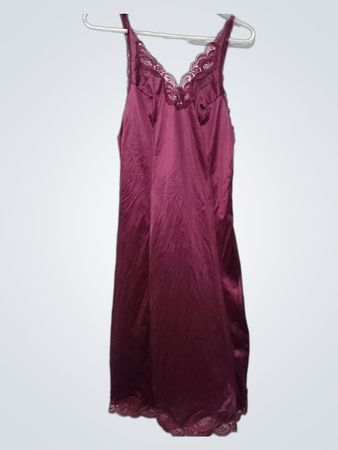 Bordeauxfarbenes Slipkleid mit Spitzenbesatz