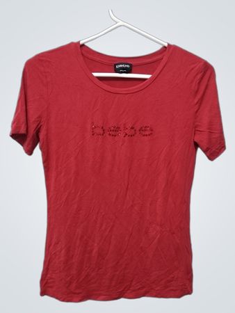 Camiseta com logotipo Bebe em strass vermelho