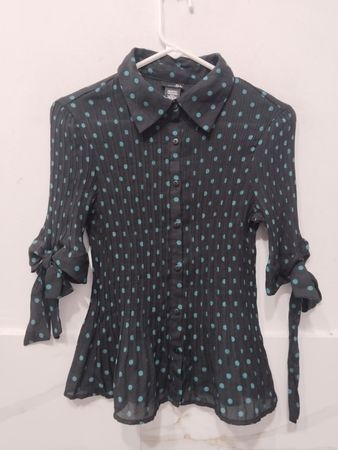 East 5th Schwarz gepunktete, plissierte Bluse